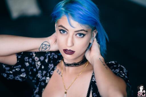 Beautiful Suicide Girl Pulp Black & Blue (4) 2K lossless iPhone image high definition wallpaper