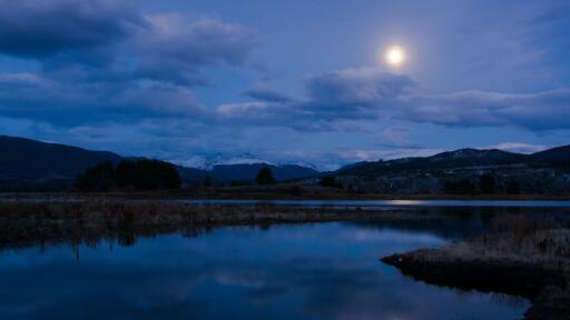 Lovely moonlight shining at night night river lake mountains sky 104241 3840x2160 UHD 4K Wallpaper
