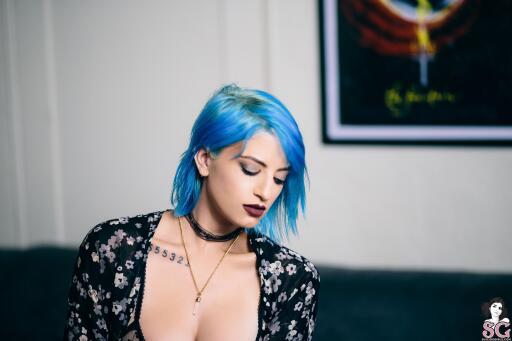 Beautiful Suicide Girl Pulp Black & Blue (2) 2K lossless iPhone image high definition wallpaper