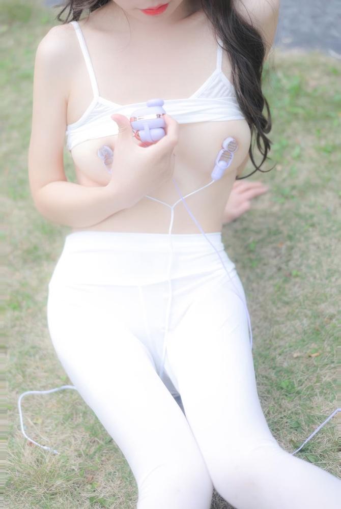 仙女姐姐戶外玩跳蛋被弄得超濕