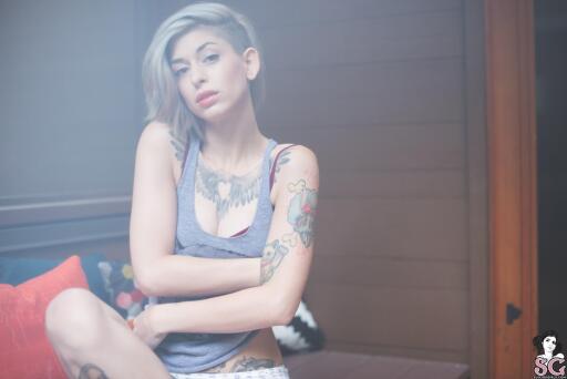 Beautiful Suicide Girl Casanova Topless Treehouse (2) HD Lossless 2400px Image