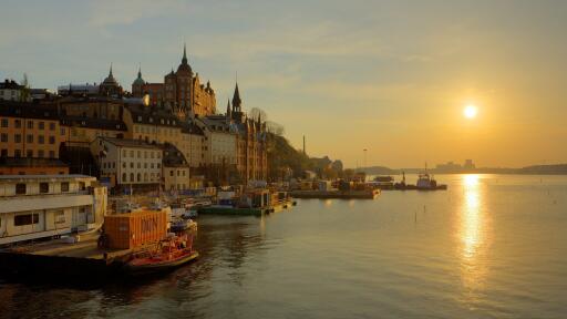 Ultra HD Wallpaper 3840x2160 sweden stockholm promenade river sun track sunrise fog gold houses towe