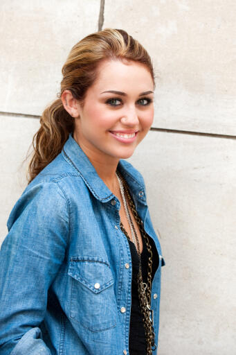 Miley Cyrus New York City Portraits Charles Sykes 2010 HQ (8)