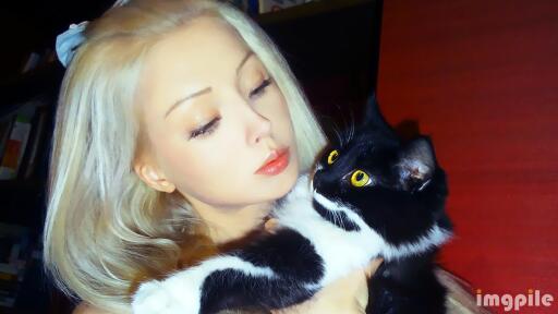 Valeria Lukyanova with her cat fluffy