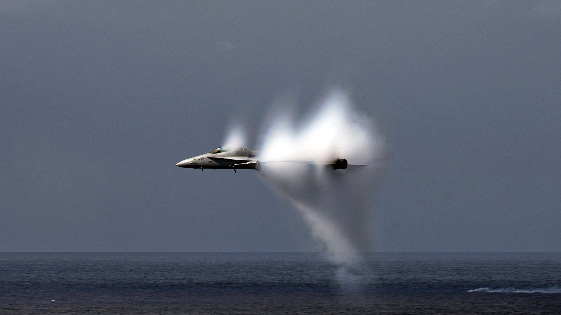 Эффект прандтля глоерта су-57. Самолет преодолевает скорость звука. Эффект прандтля-глоерта. Сверхзвук км ч. Сверхзвук км ч.