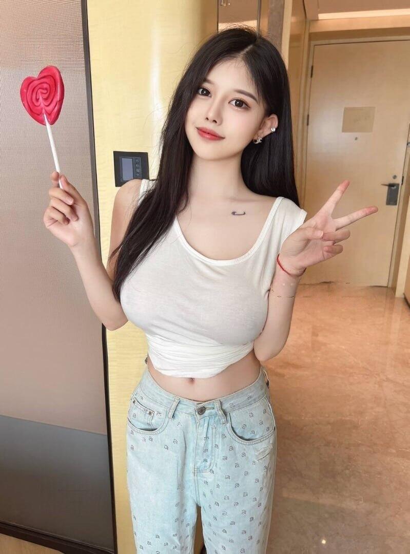皮膚白皙滑嫩嫩修長美腿 身上有淡淡的清香 又嫩又濕滑的蜜穴 緊實又會夾人 #貼心的服務 在床上是個很性感的小女人 懂聊給你滿滿女友FU #讓你重拾初戀的感覺