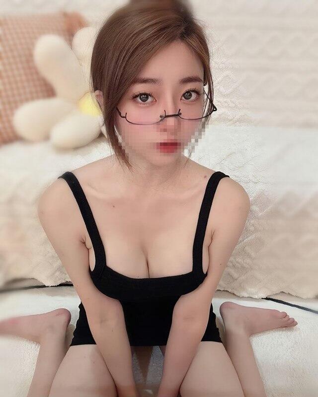 肉感妹 不喜勿點~~ 性感撩人 而且胸型很漂亮很白嫩! 你光在她身邊就 讓人快要勃起了