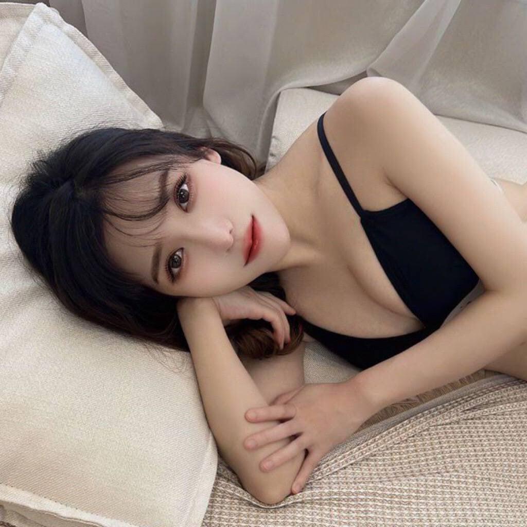 可可愛愛的女生 屁股翹翹的
摸起來很舒服 在床上會叫哥哥
要深入一點 她會更爽 小屁股很會扭