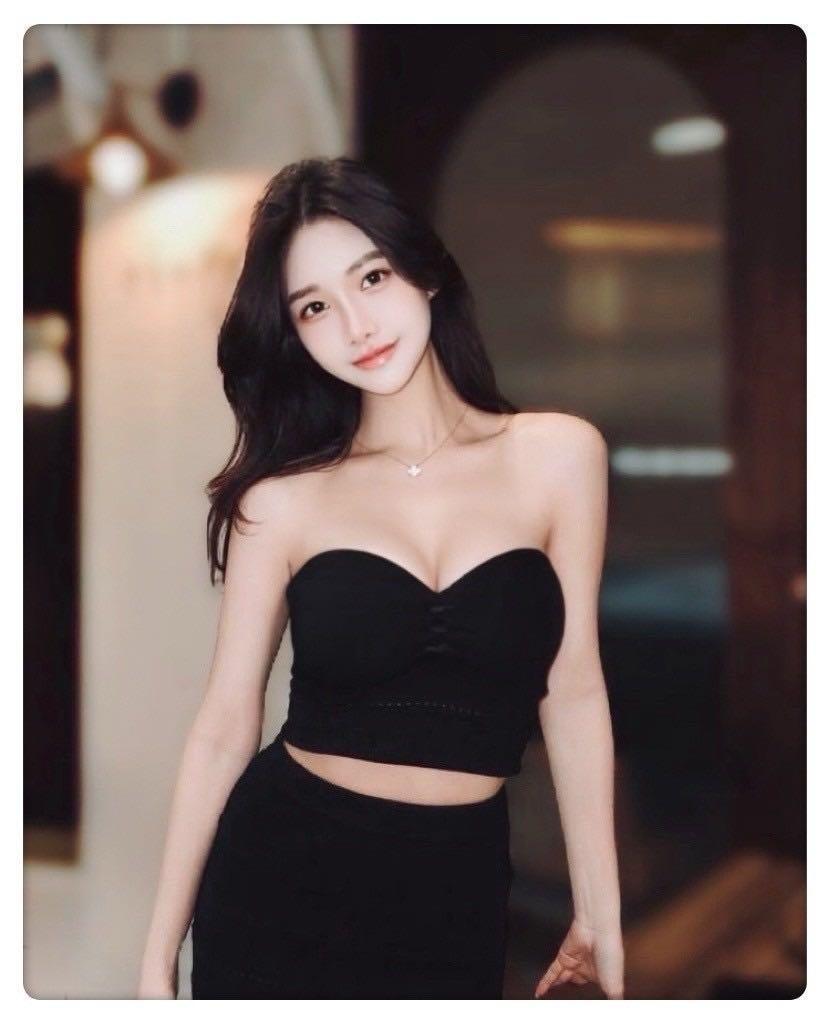 性感火辣的DJ女郎 清純白淨臉蛋 水嫩白皙的肌膚 潔白的雙乳 甜美的笑容與聲音就像一瓶美酒 又香又甜 醉人心脾
