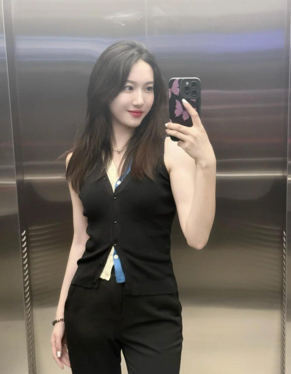 甜美可愛的她 溫柔大方的氣質 #讓人一見就感到舒適與親切 纖細的身材搭配D+奶 #無論是外表還是個性 都充滿了青春的魅力