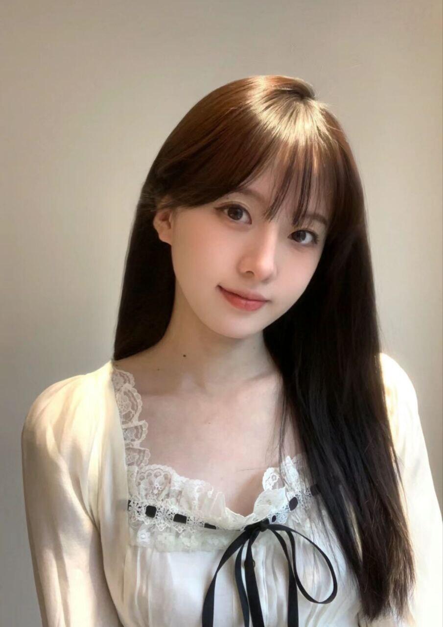 超纖細骨感 長相可愛 
笑起來很甜美  溫柔 脾氣好 