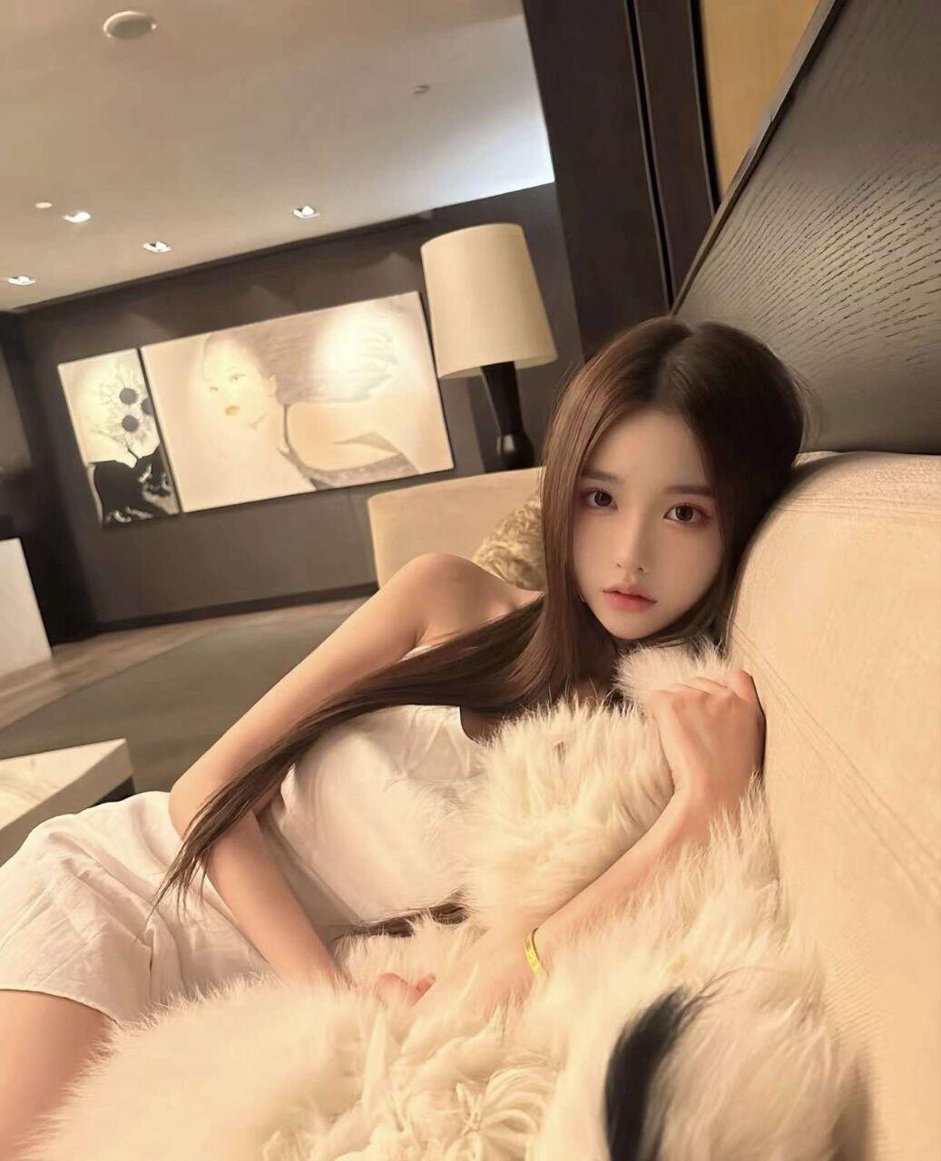 清純甜美帶有氣質性感妹妹 個性 樂觀開朗  有著性感火辣的身材 肌膚白白嫩嫩   內心是一個悶騷型床上特別會挑逗 一邊和LG一邊摸著你的DD