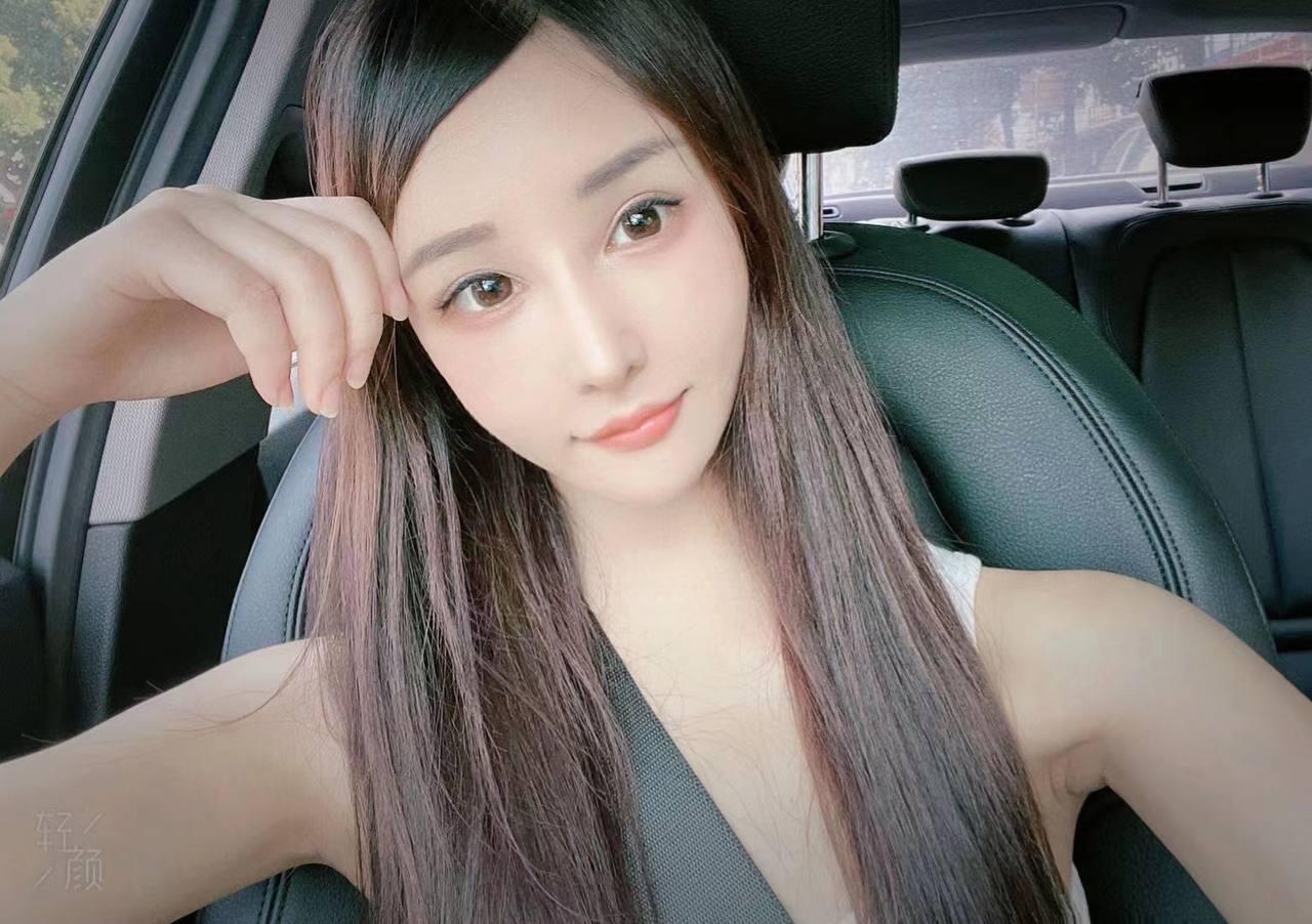 長腿巨乳汁多榨汁機 有奶便是爽  一邊插妹妹打炮 一邊手摸胸部 舒服又刺激 比較好聊天 隨意的女生