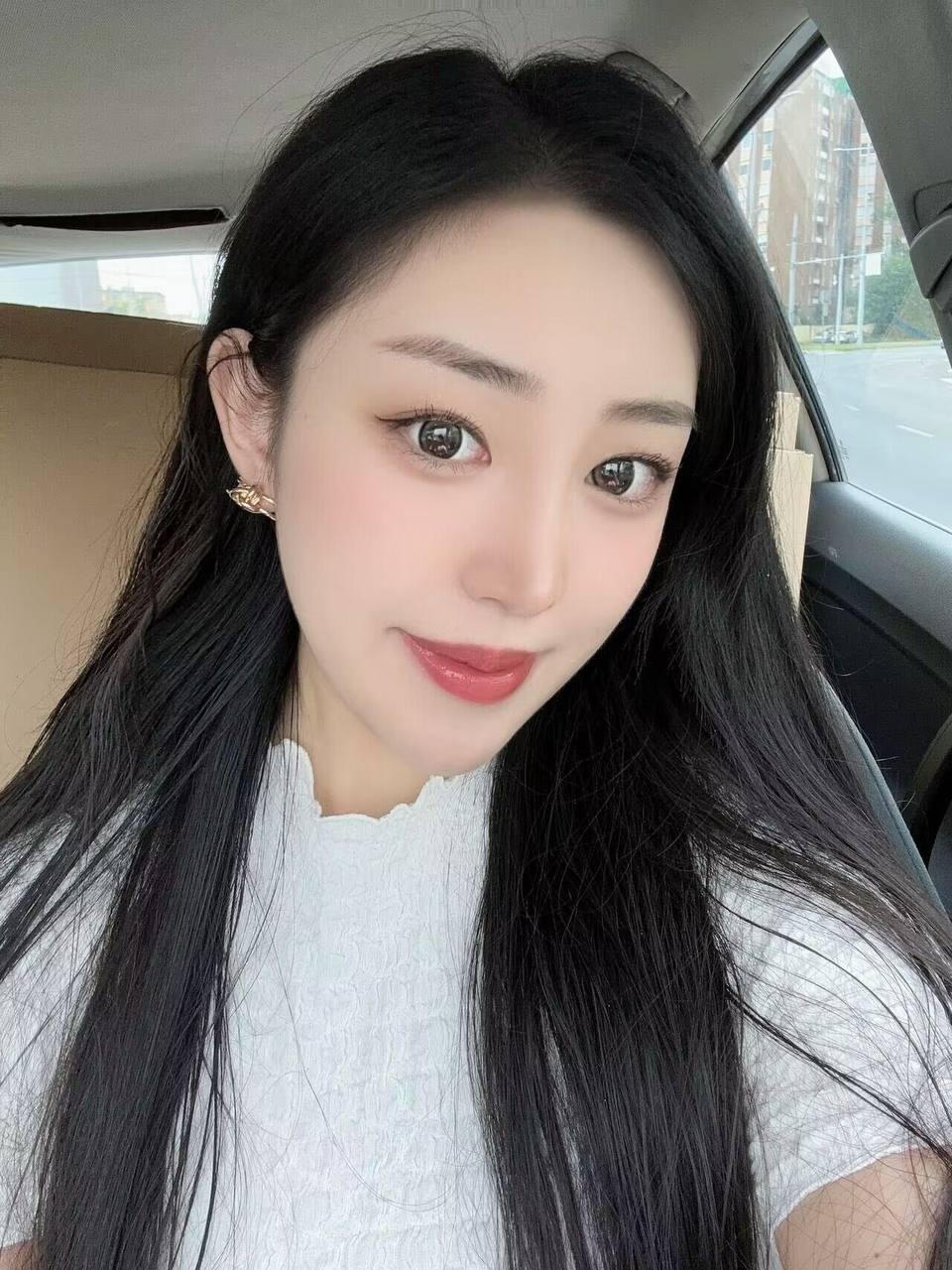 天然巨乳 手感佳 身材性感誘人 一點點小肉感 幹起來超級爽der 可以舔鮑魚 喇舌 按摩全身 胸型很好看 擅長口交吸馬眼的小舌頭