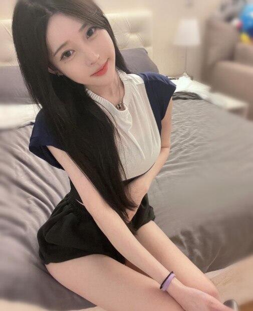 甜美可愛的她 擁有溫柔大方的氣質 讓人一見就感到舒適與親切 纖細的身材搭配C杯