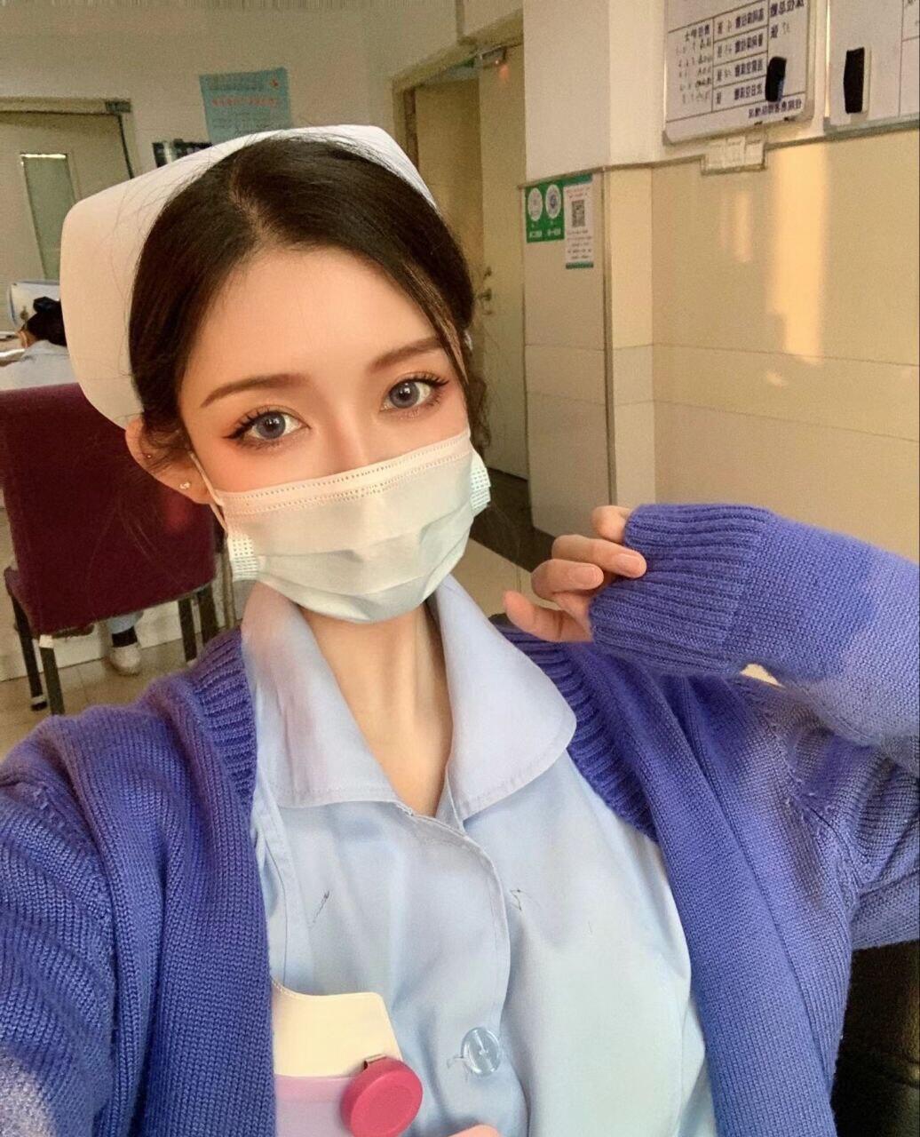 外貌清純可愛 很愛笑的一個女生喔
因為自己最近比較差錢 
短期兼職 哥哥們對她溫柔點哦