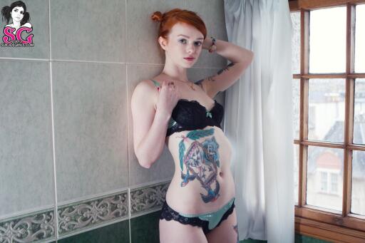 Beautiful Suicide Girl Lass beads 010 HQ high resolution lossless iphone retina image