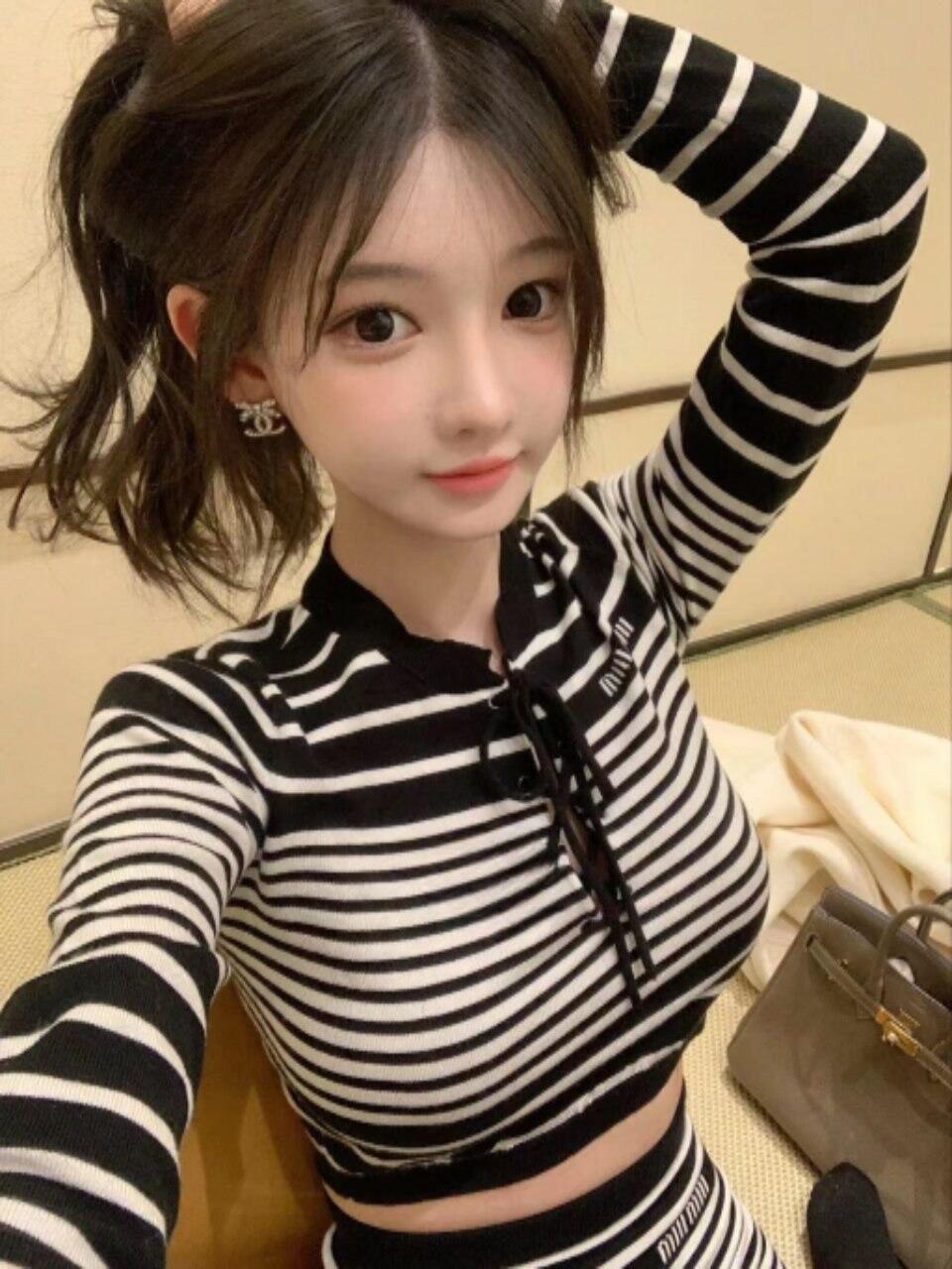 臉蛋甜美、笑容可愛，是校園裡的青春燦爛少女。下課後變身為茶妹兼職，看似單純，但私下十分開放，喜歡女上位，嬌小身軀在你身上扭動晃蕩，好色喔~