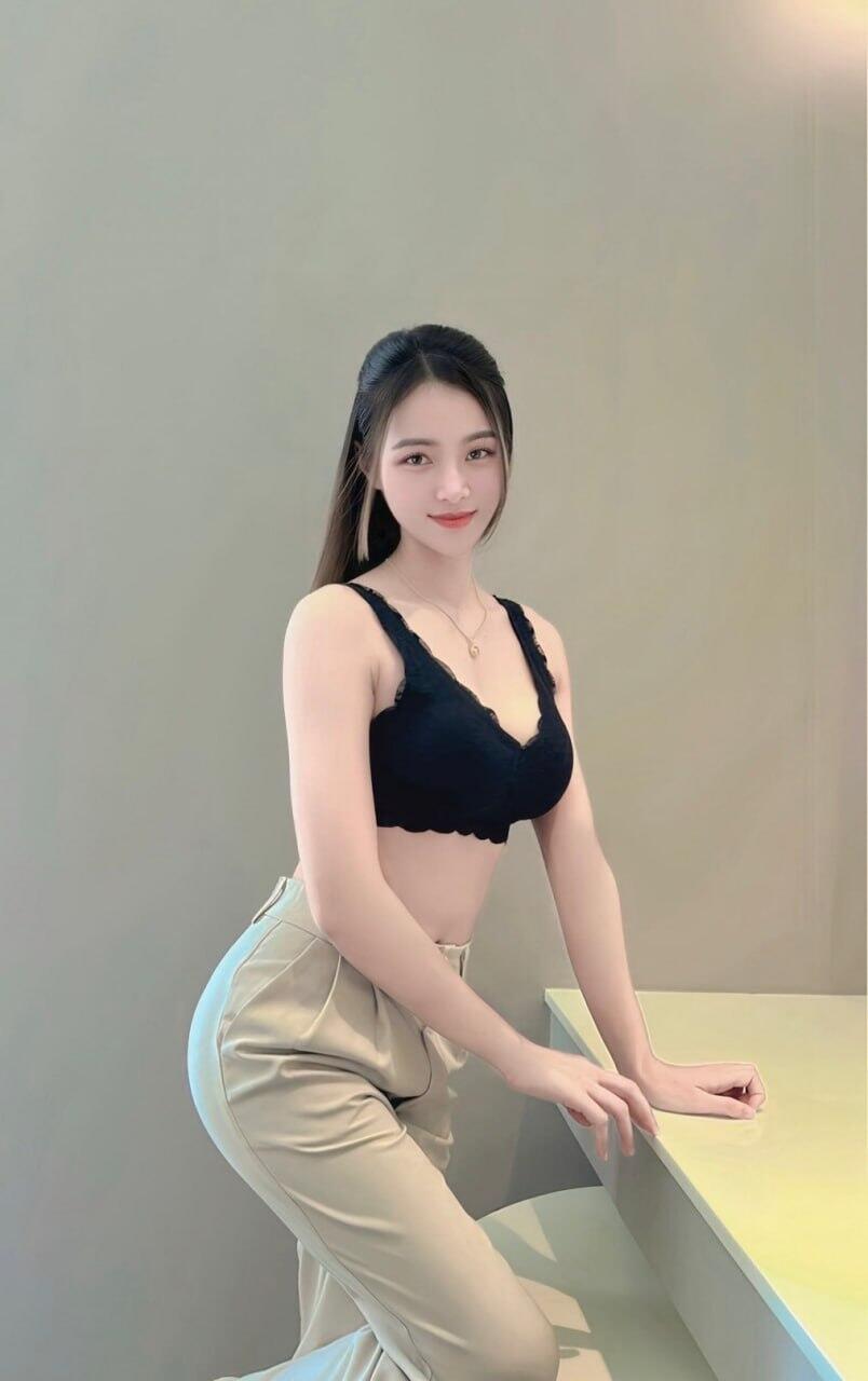 擅長把你撲倒在床上 再漫遊你的身體 
趁你不注意的抓起你的蛋蛋讓你不知所措
只想要做個配合享受的小貓咪