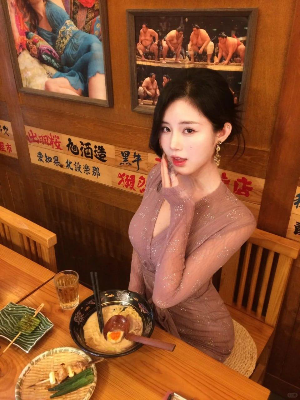 一個男人給予肯定的大拇指，象徵台北老司機對頂級口技女王服務的讚賞