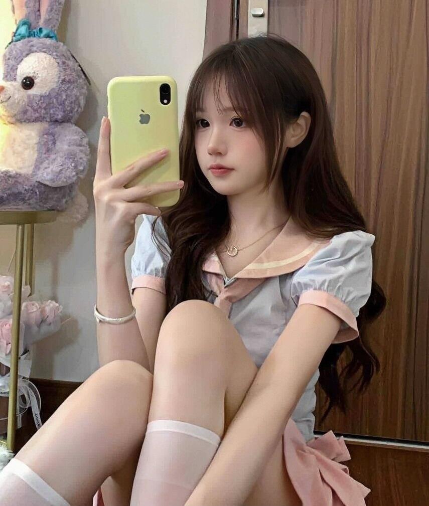 臉蛋幼齒 皮膚白皙光滑 不抽煙 Q軟都蜜桃胸部很粉嫩 屁股有肉 很會撒嬌 配合度高 現在可約