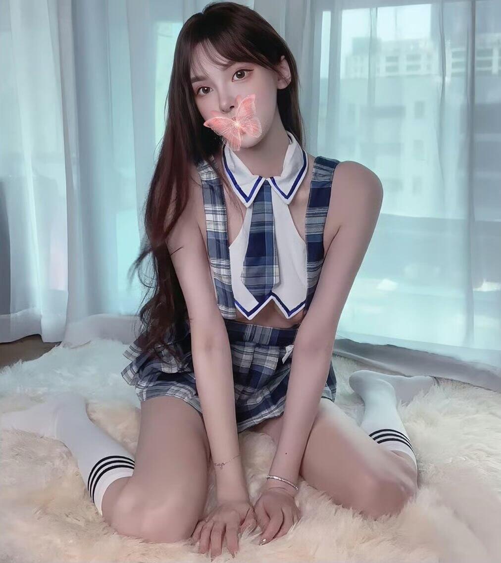 第一次下海學生妹18歲 外貿漂亮  有著粉大顆水汪汪的眼睛 服務方面小依配合度很高 喜歡被舔小穴穴  超敏感的舔一舔 就會流很多愛液  而且下面非常粉嫩又緊緻 服務也不會趕時間