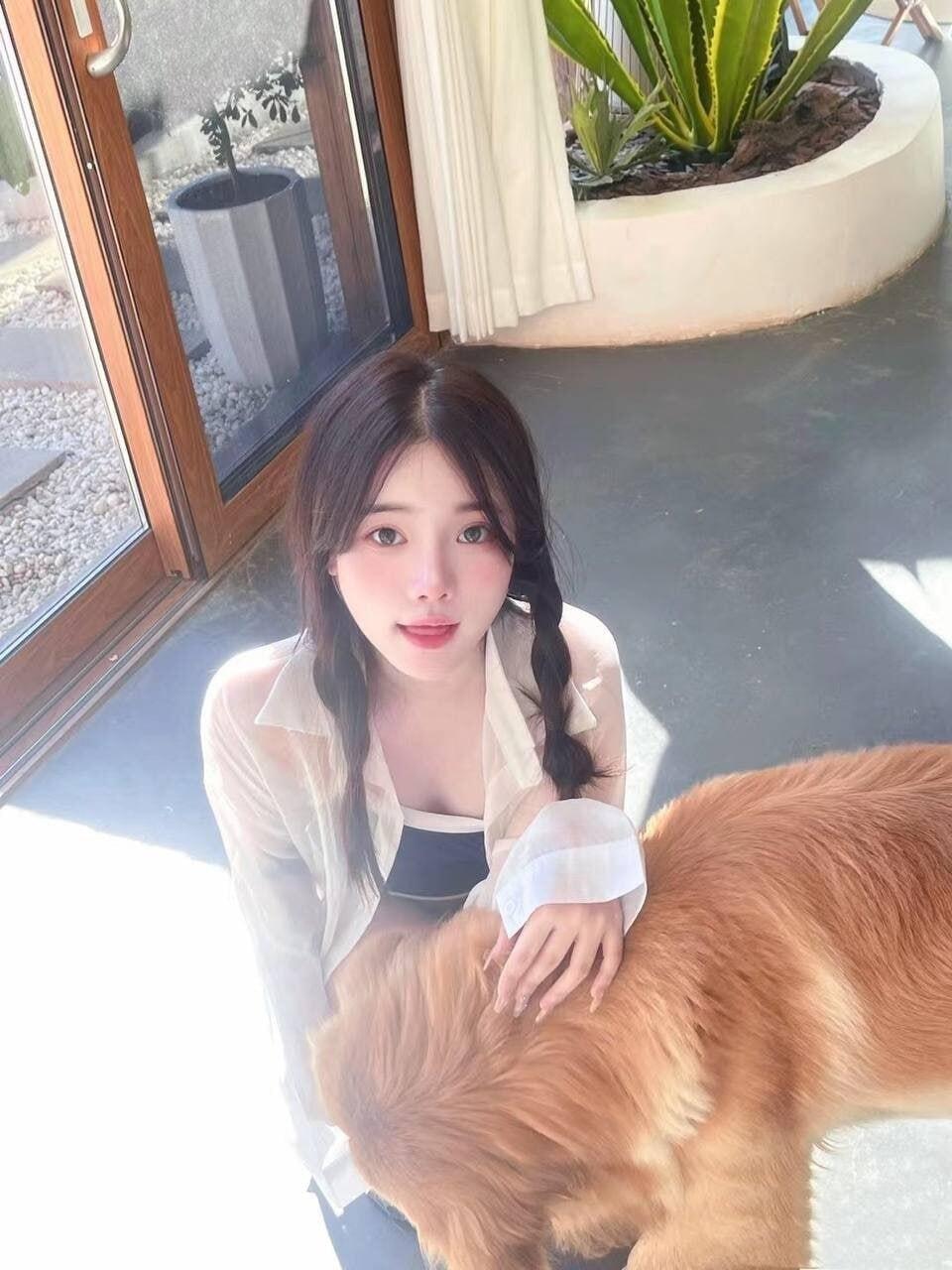 幼嫩可愛嫩妹 性愛經驗少 鮑魚掰開粉粉嫩嫩的 蘿莉裝扮 可配合穿二次元制服 青澀害羞敏感