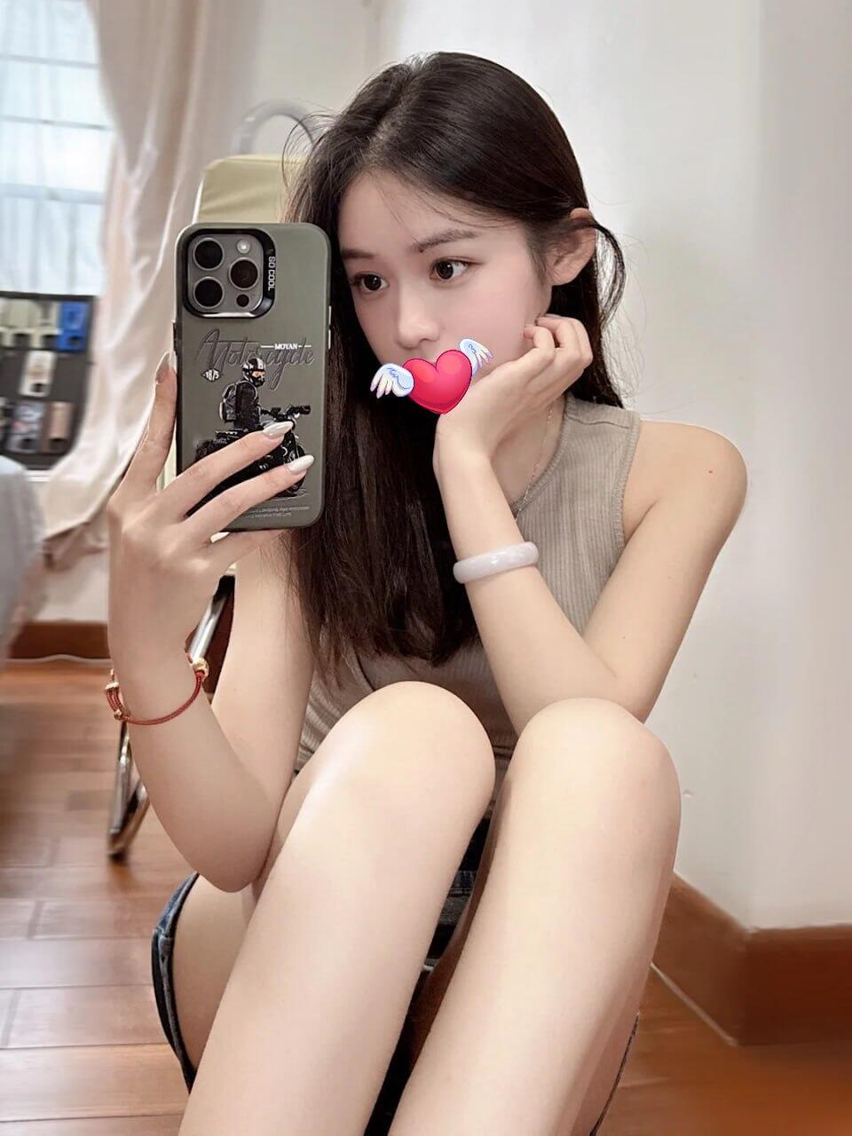 清純型 皮膚很白哦   平時喜歡穿裙子是長裙哦   嘻嘻 好奇的你不想撩一下嗎