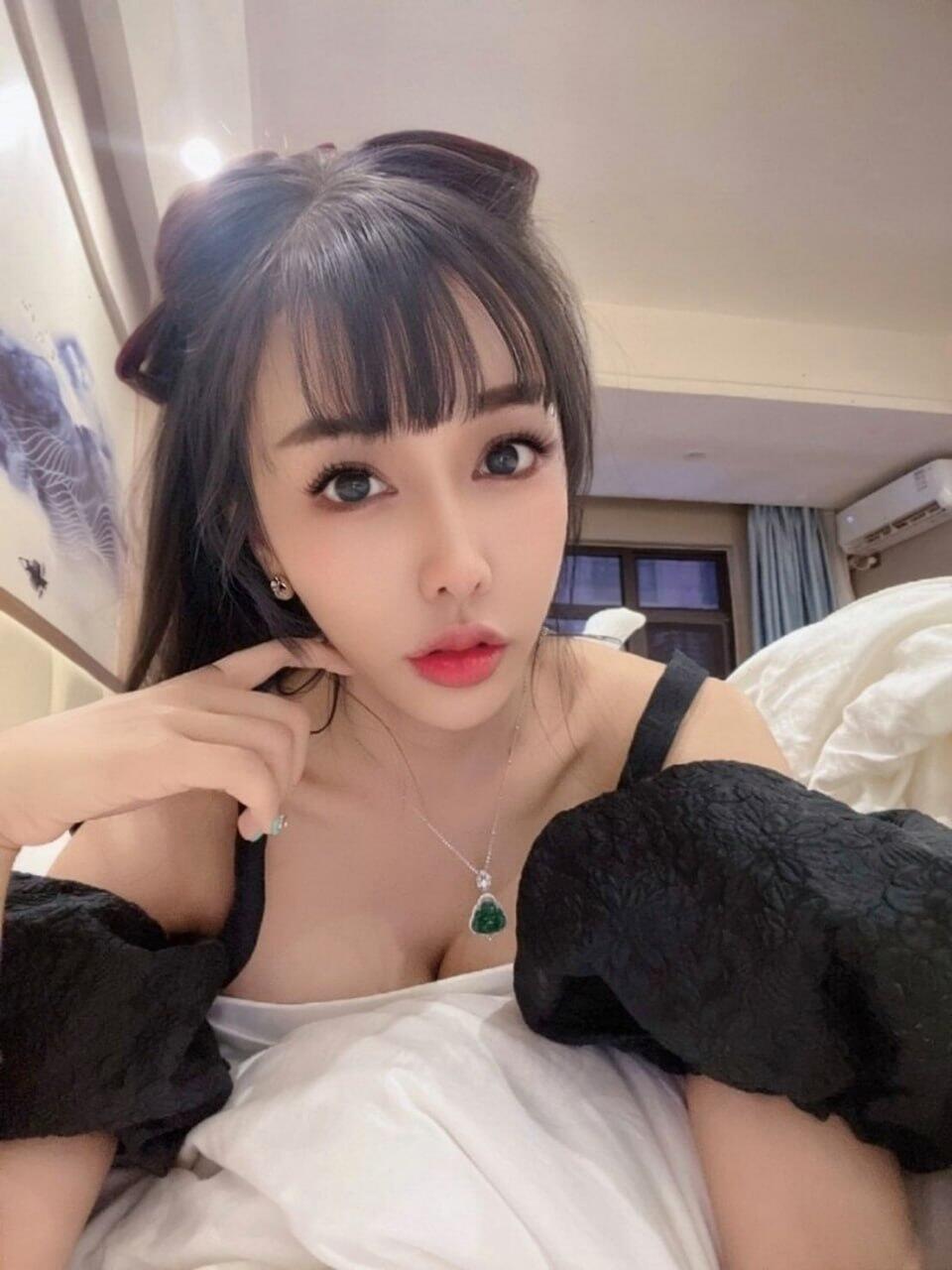 喜歡有前戲的男人 不喜歡硬上
骨子裏就很色的女人 耐幹 水多
BJ技術優  深喉 舔穴 69式