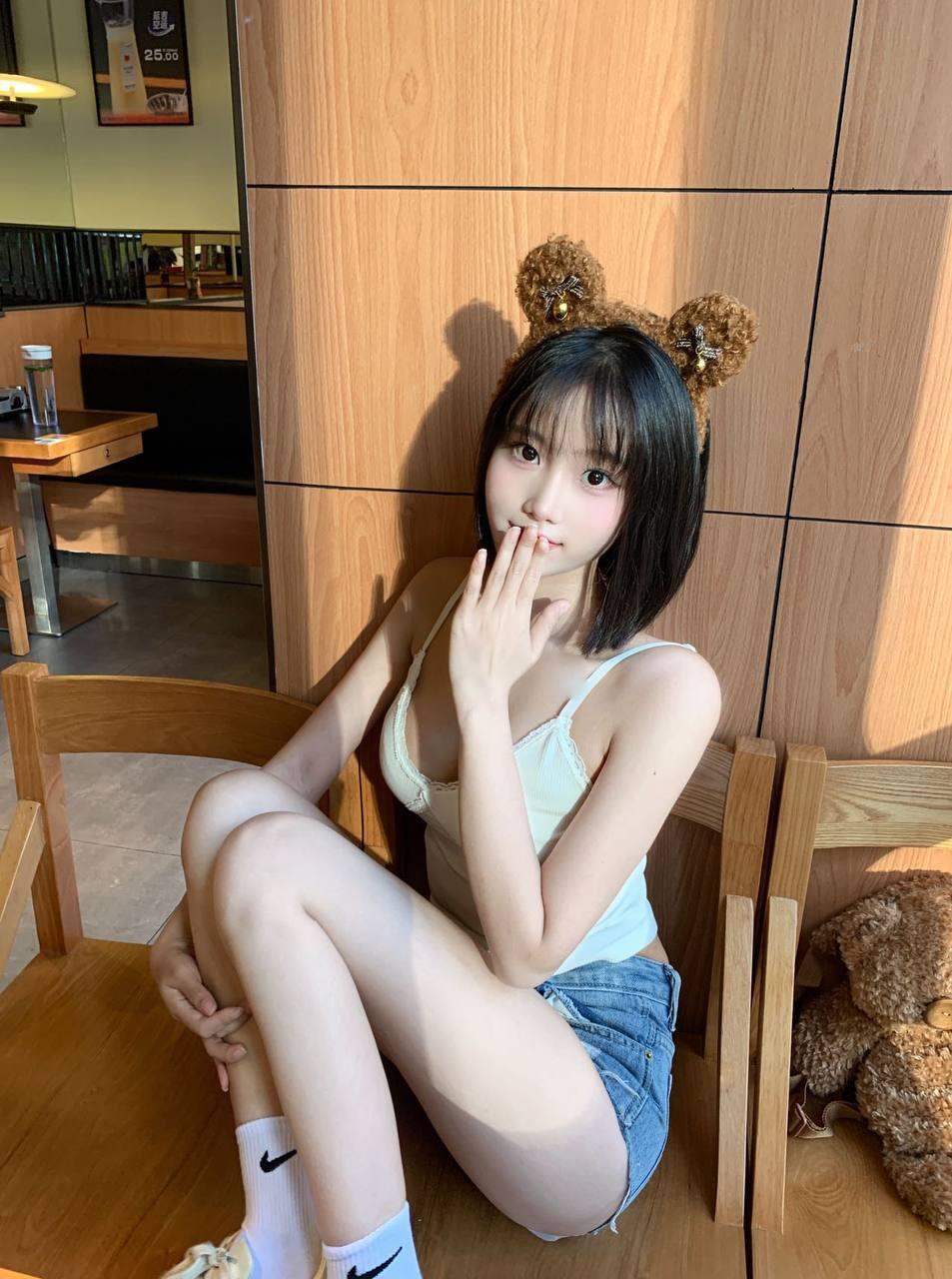 質美腿正妹 非常喜歡做愛的感覺 身材超辣的 大E奶非常吸晴 口交的時候還會含情脈脈的看着你