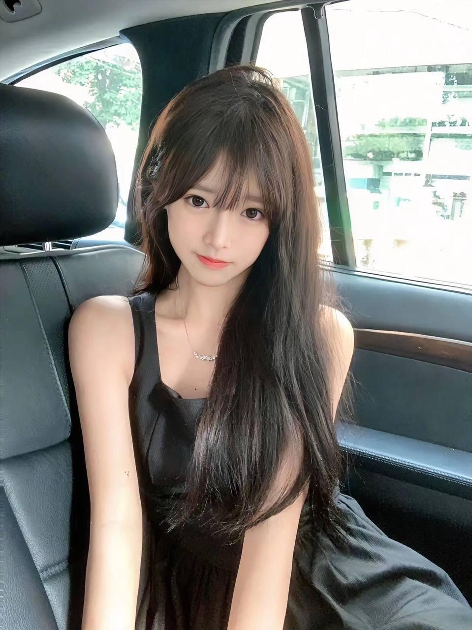 肌膚很光滑  內在粉嫩好
不想瘋狂嗎？不想咬一口
讓你插如她的嫩穴
緊緊的夾住你的大屌  
快來參與粉穴的刺激吧