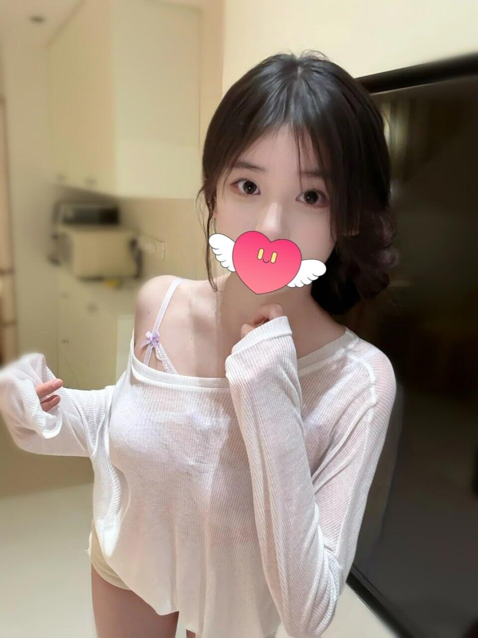 她是那種看起來溫柔,骨子裡卻藏著點騷氣的女人。身材勻稱皮膚白,胸部雖不大但手感超好,特別是小穴緊致又濕潤,一進去就被吸得根本拔不出來。動作不花俏,但就是讓你忍不住想在她身上多來幾次。