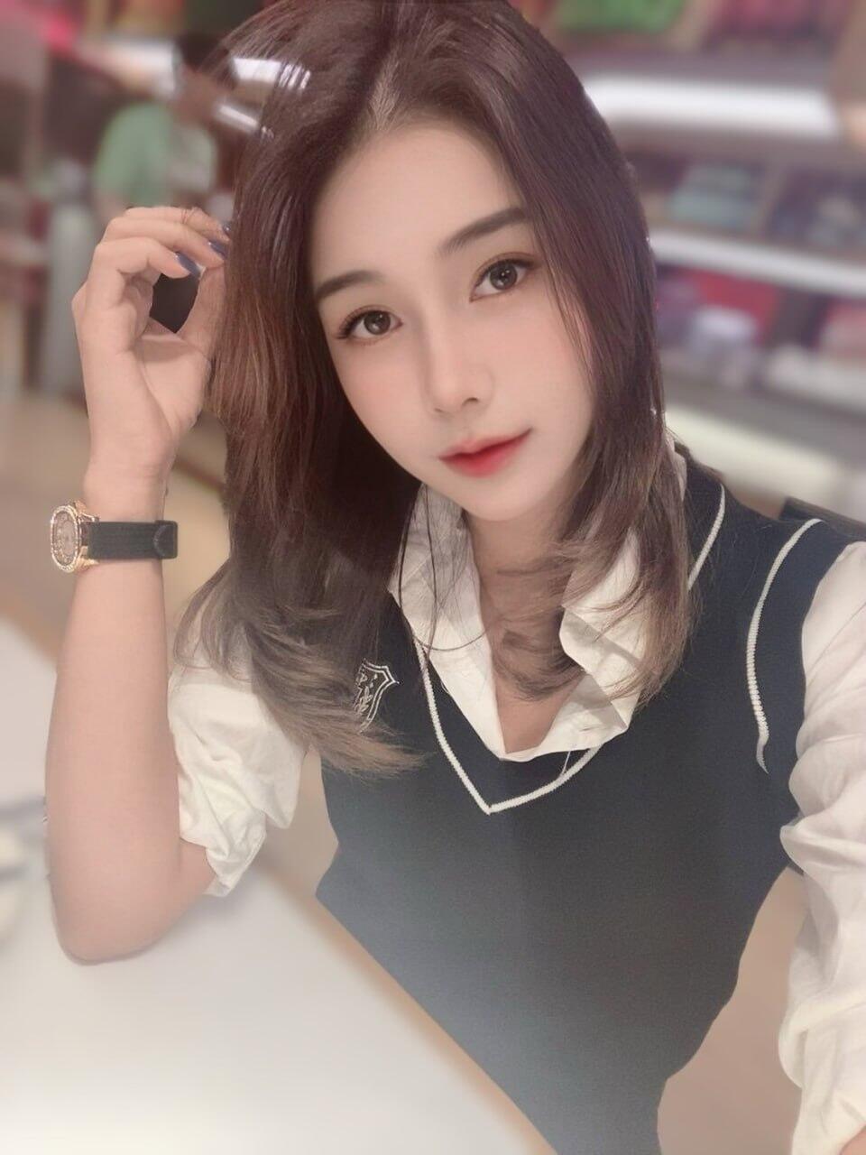 臉蛋可愛 天使臉孔
皮膚白皙 小蠻腰很會搖 聲音甜美
一開始比較嬌羞 會臉紅 大哥哥們快來給他呵護吧