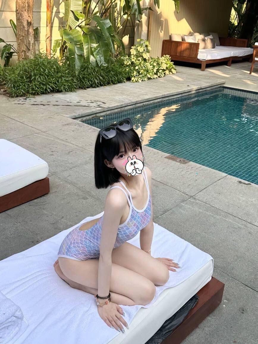 皮膚白皙光滑 小蠻腰曲線迷人 床上極為放蕩 愛玩各種姿勢 尤其喜歡女上位 #讓你感受她上下跳動的快感